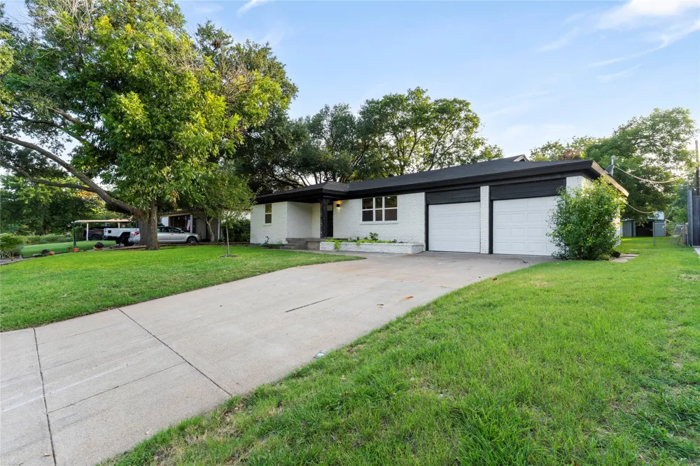 1026 Park Center Street Benbrook, TX 76126
