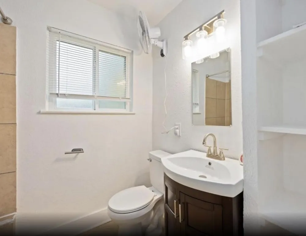 6043 Lyndhurst Drive Houston, TX 77033