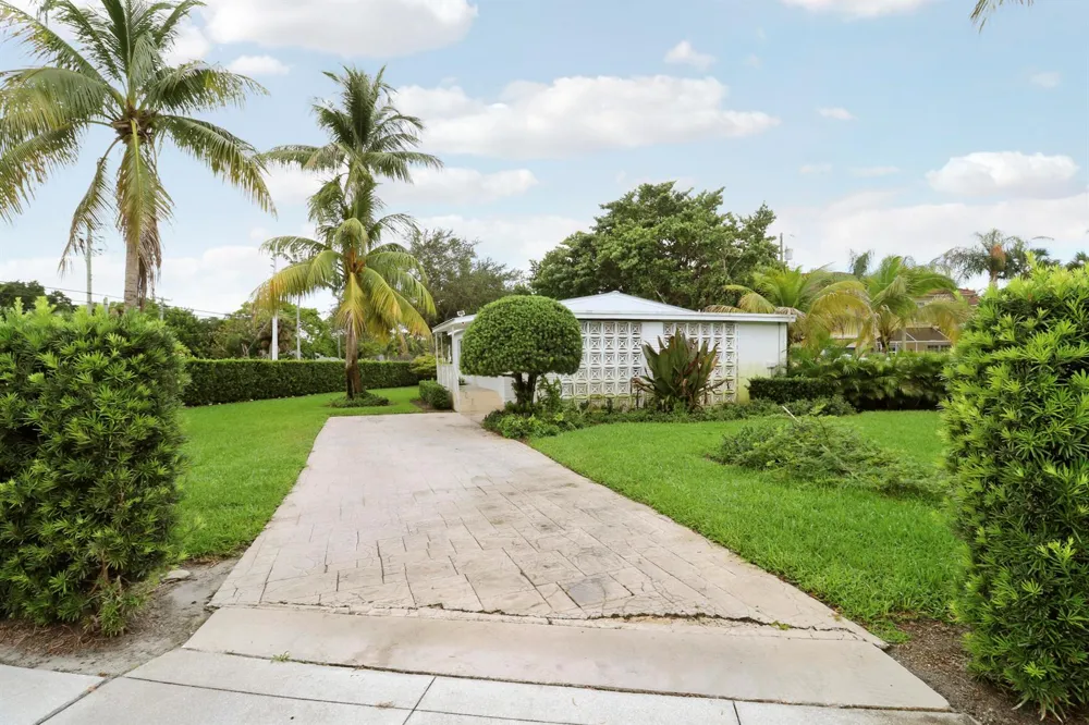 2516 Lorraine Court North Palm Beach, FL 33403