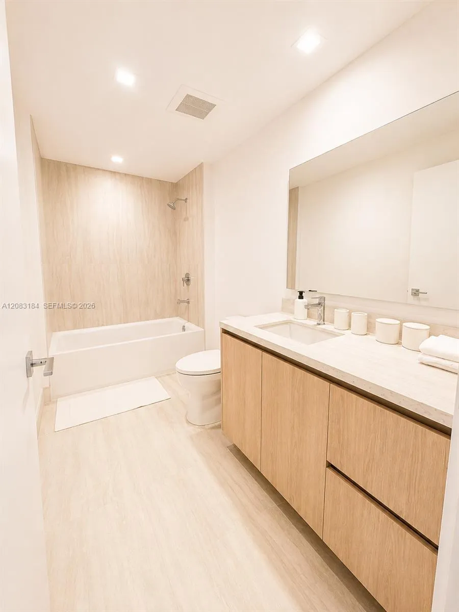 2411 Laguna Cir #709 Miami, FL 33181