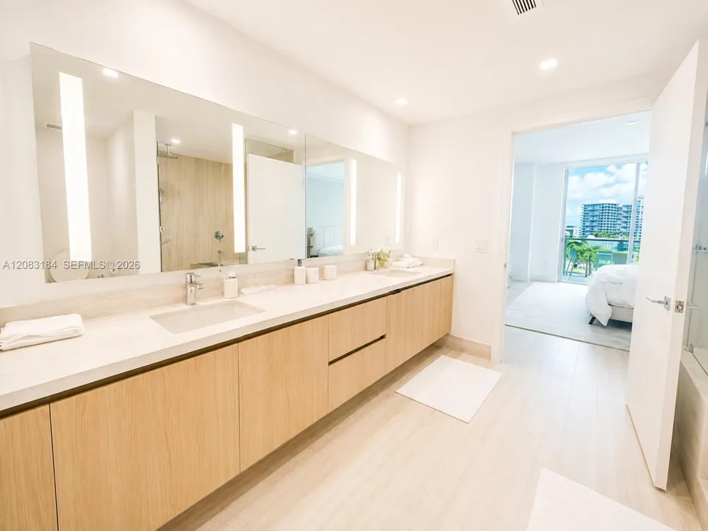 2411 Laguna Cir #709 Miami, FL 33181