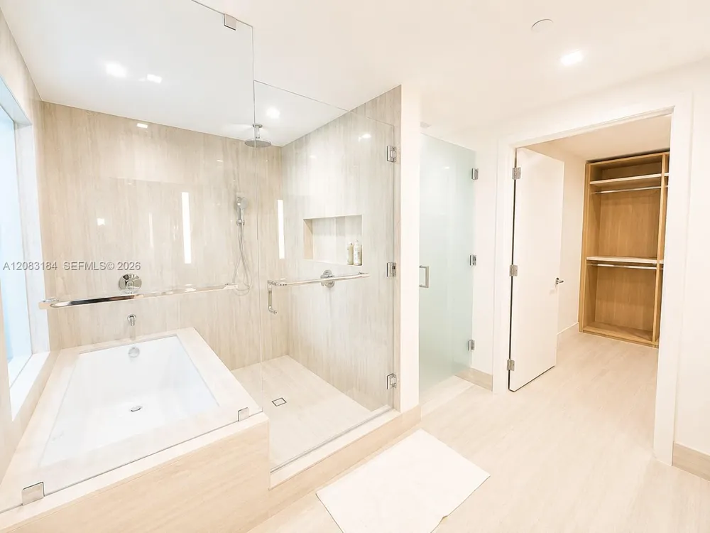 2411 Laguna Cir #709 Miami, FL 33181
