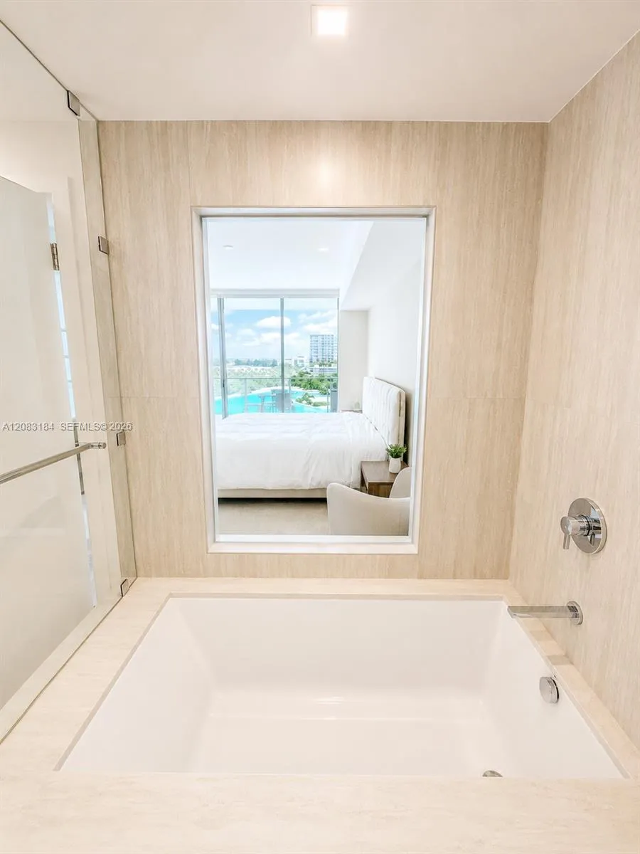 2411 Laguna Cir #709 Miami, FL 33181