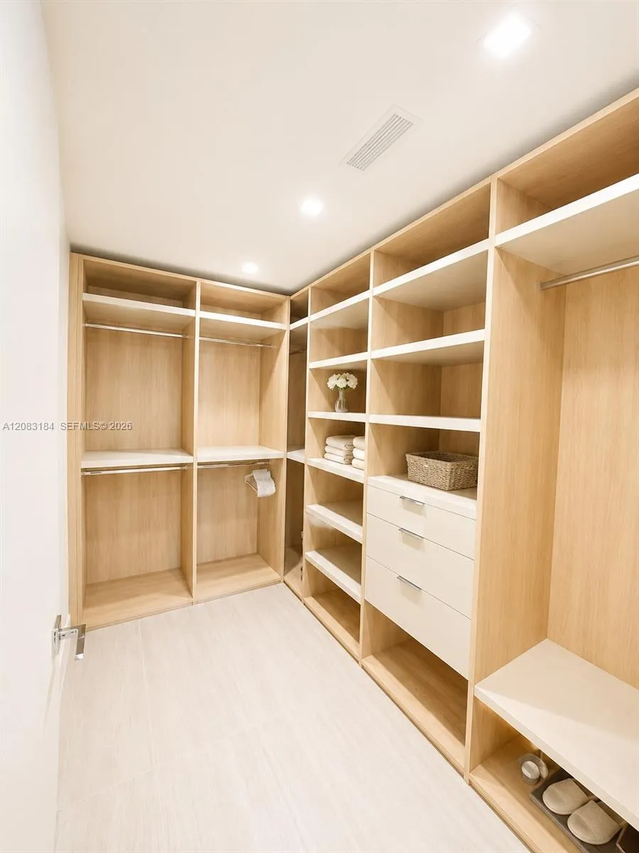 2411 Laguna Cir #709 Miami, FL 33181