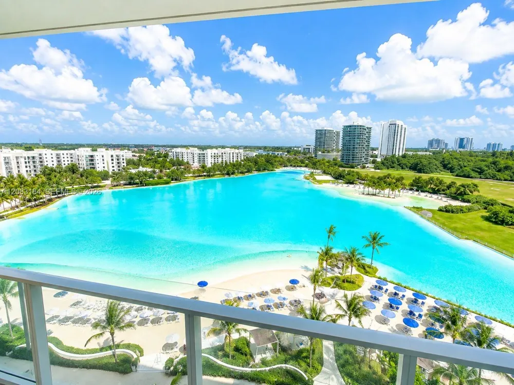 2411 Laguna Cir #709 Miami, FL 33181