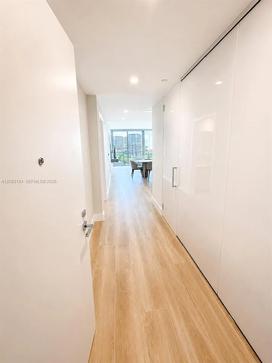 2411 Laguna Cir #709 Miami, FL 33181