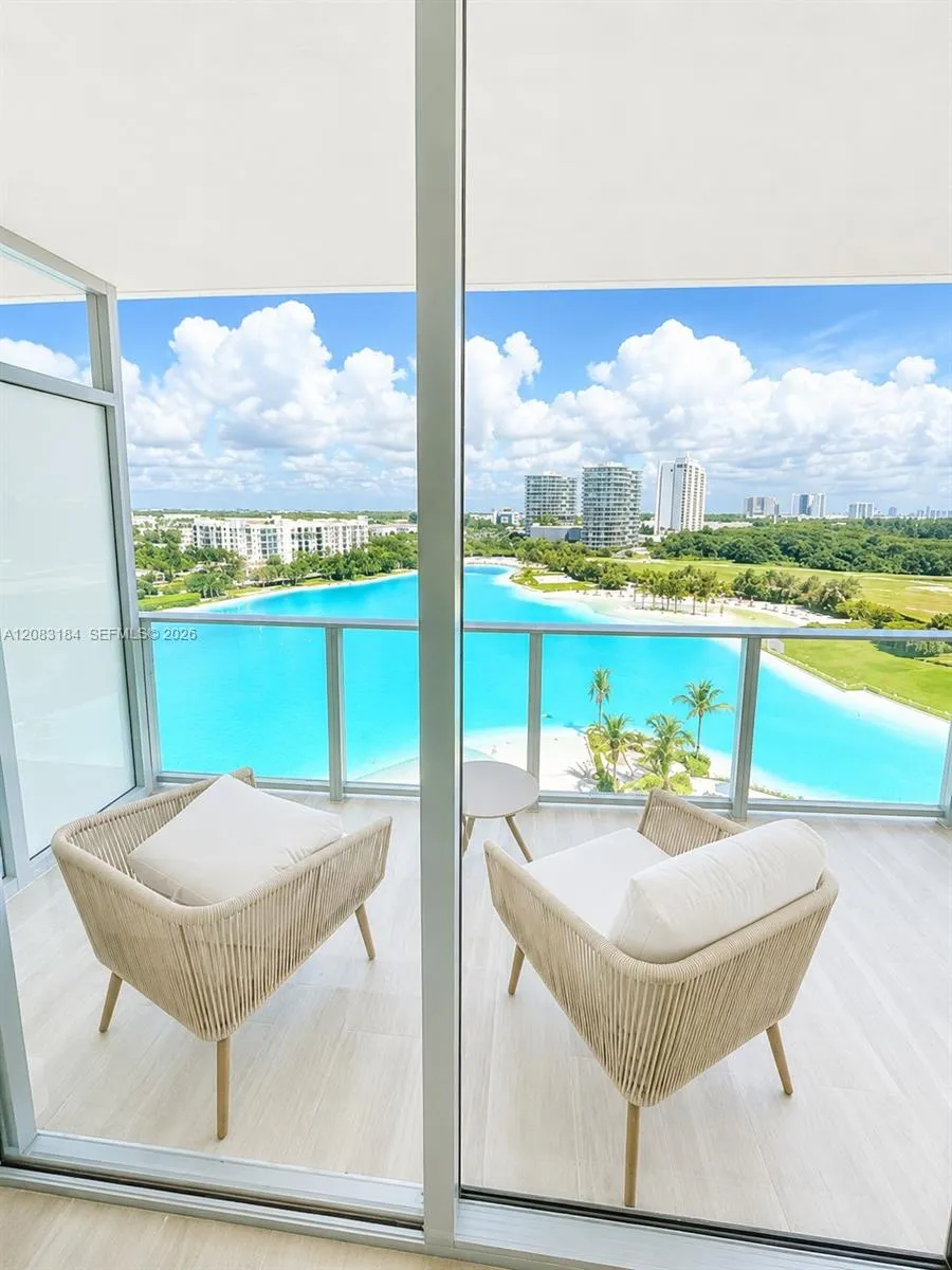 2411 Laguna Cir #709 Miami, FL 33181