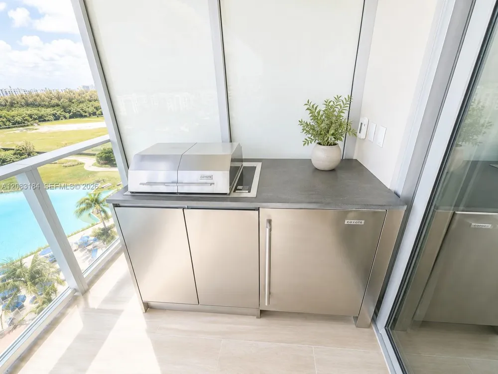 2411 Laguna Cir #709 Miami, FL 33181