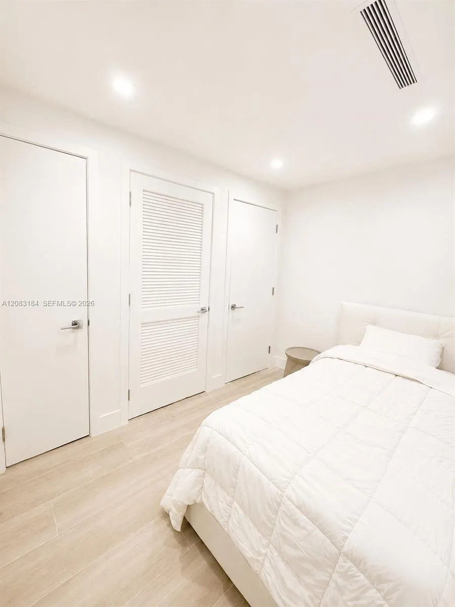 2411 Laguna Cir #709 Miami, FL 33181