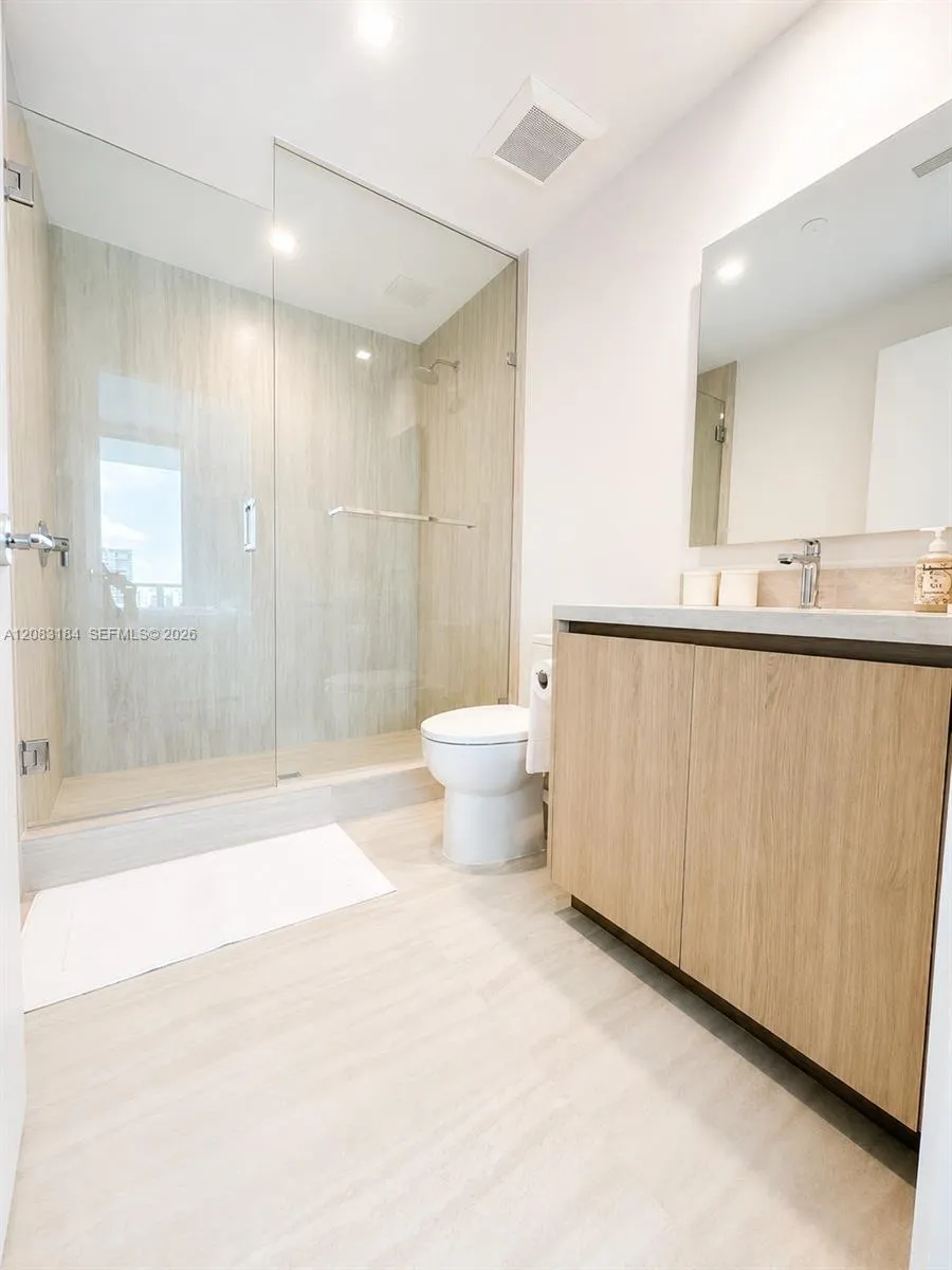 2411 Laguna Cir #709 Miami, FL 33181