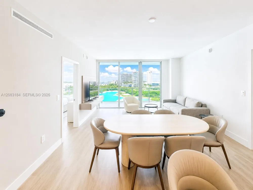 2411 Laguna Cir #709 Miami, FL 33181