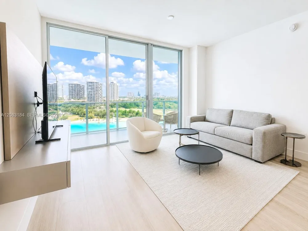 2411 Laguna Cir #709 Miami, FL 33181
