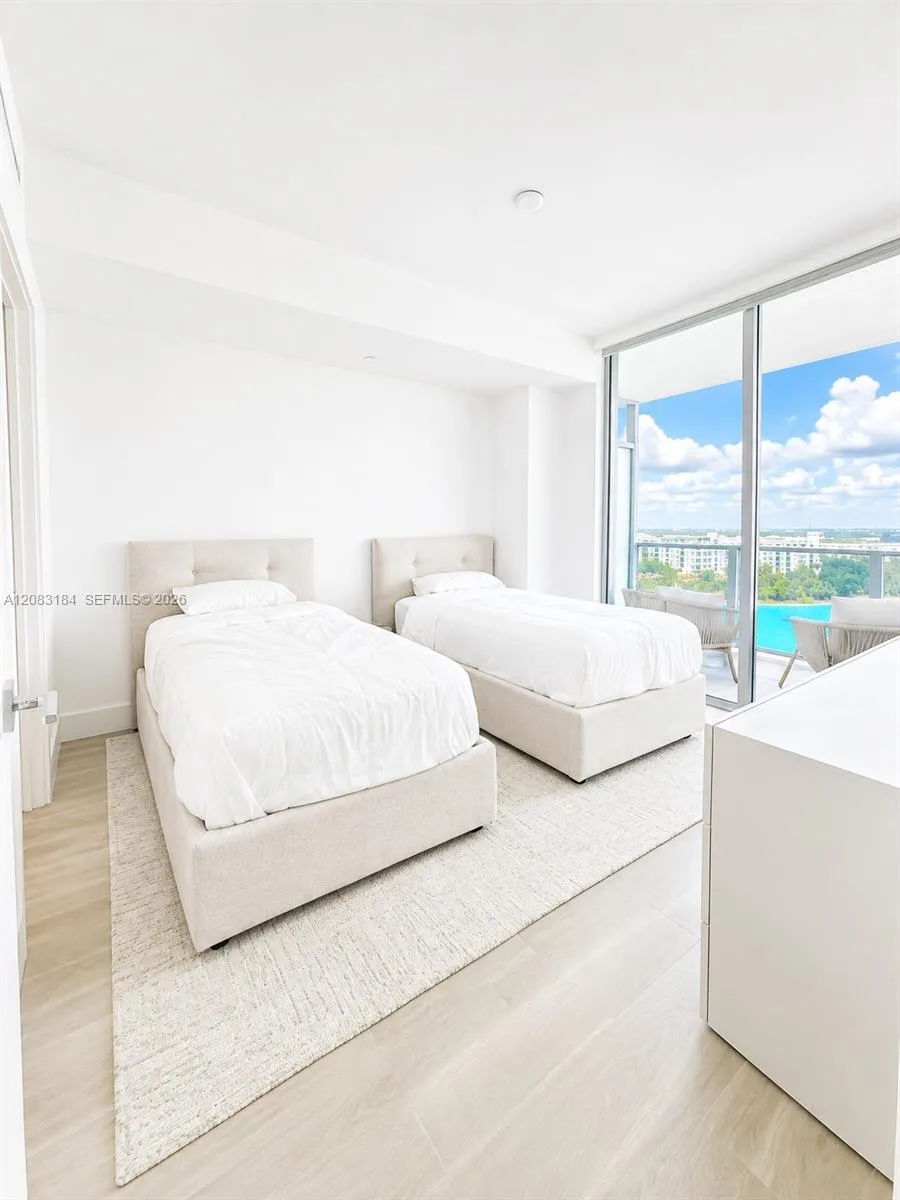 2411 Laguna Cir #709 Miami, FL 33181
