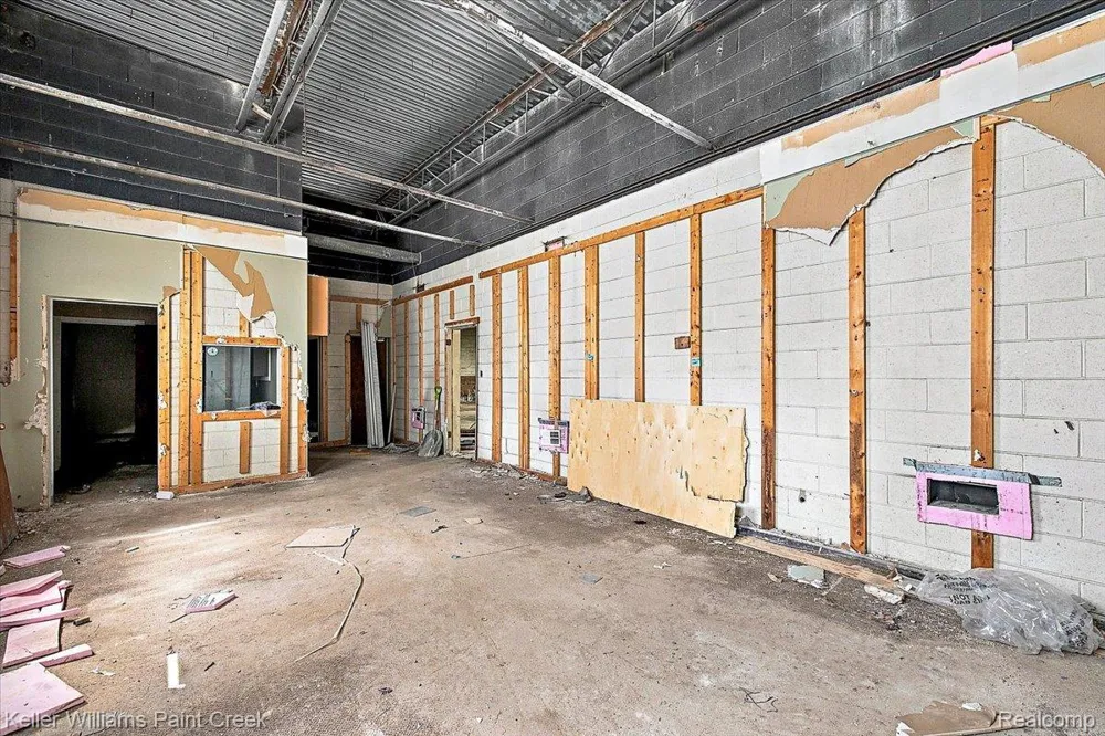 11047 E 9 Mile Road Warren City, MI 48089