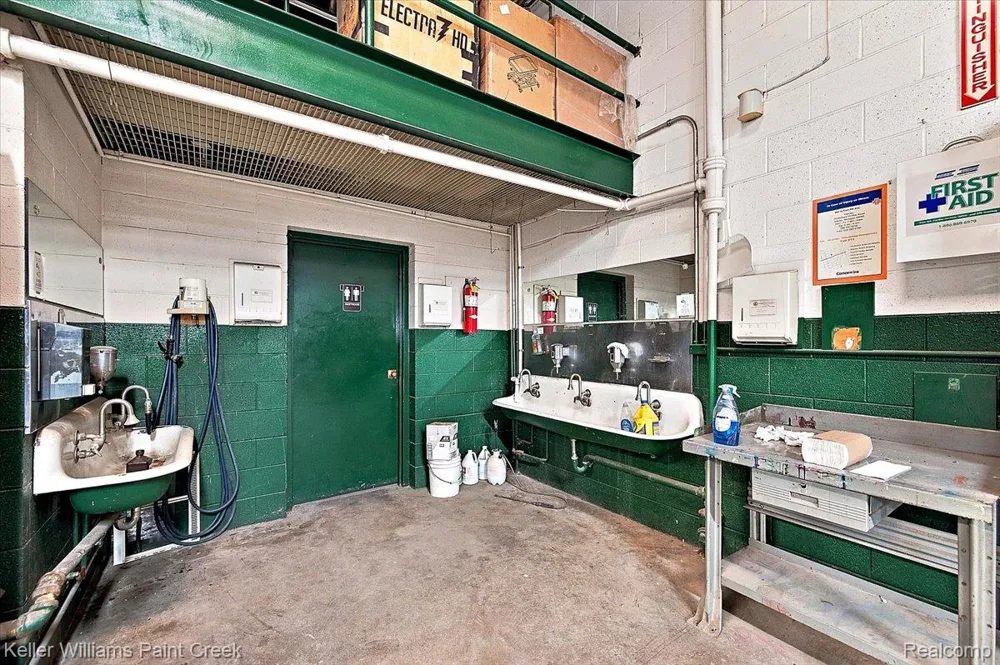 11047 E 9 Mile Road Warren City, MI 48089