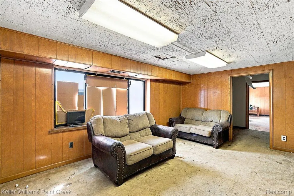 11047 E 9 Mile Road Warren City, MI 48089