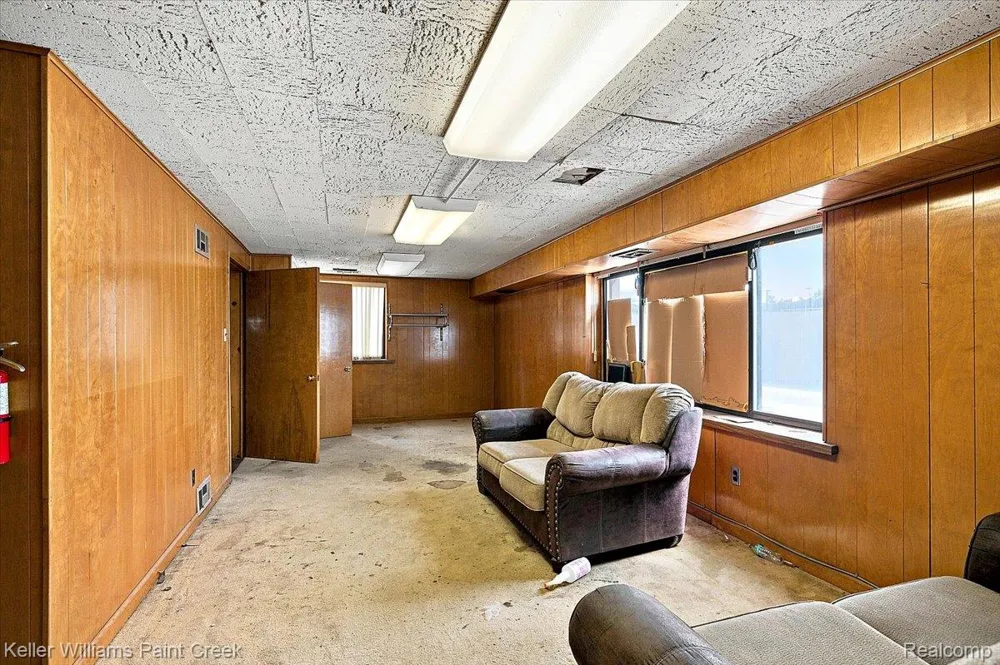 11047 E 9 Mile Road Warren City, MI 48089