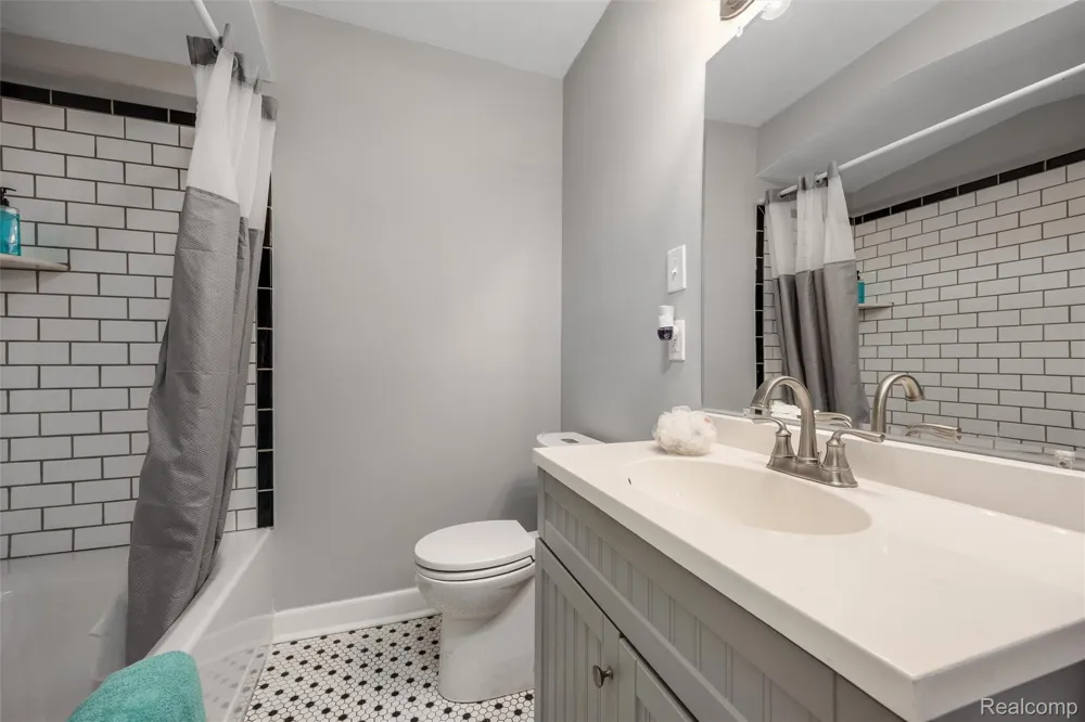 300 Edgeworth Avenue Royal Oak City, MI 48067