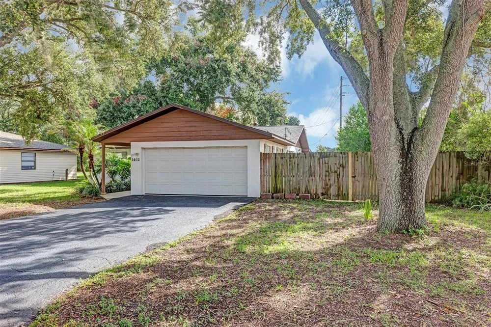 1402 CRYSTAL COURT Tavares, FL 32778
