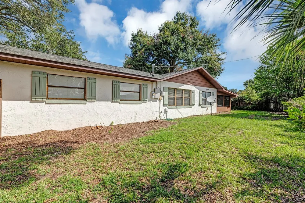 1402 CRYSTAL COURT Tavares, FL 32778