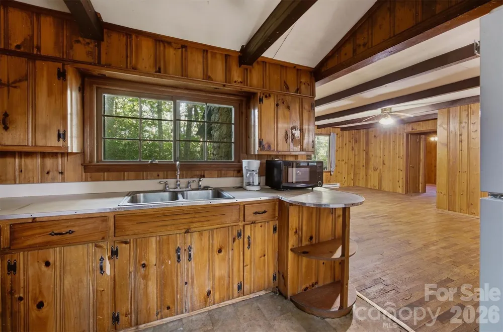 7036 Rhododendron Drive Newland, NC 28657
