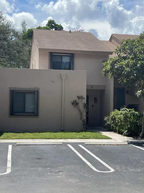 6 CHESTNUT CIRCLE