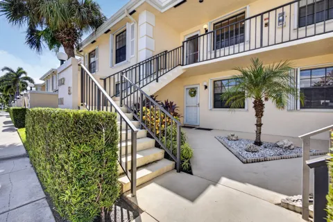1112 KEYSTONE DRIVE #E