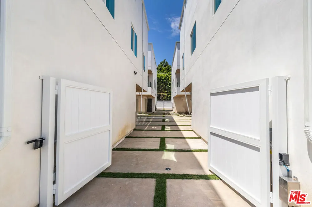 4293 Tujunga Avenue #1/2 Studio City, CA 91604