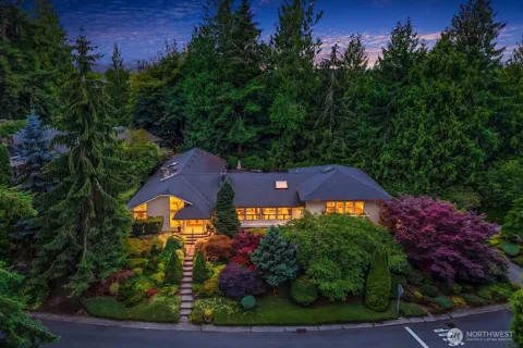 2725 Sahalee Drive W