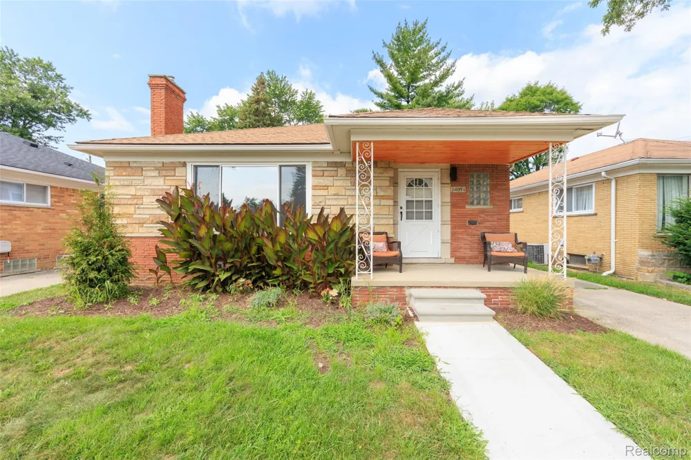 24091 Eastwood Street Oak Park City, MI 48237