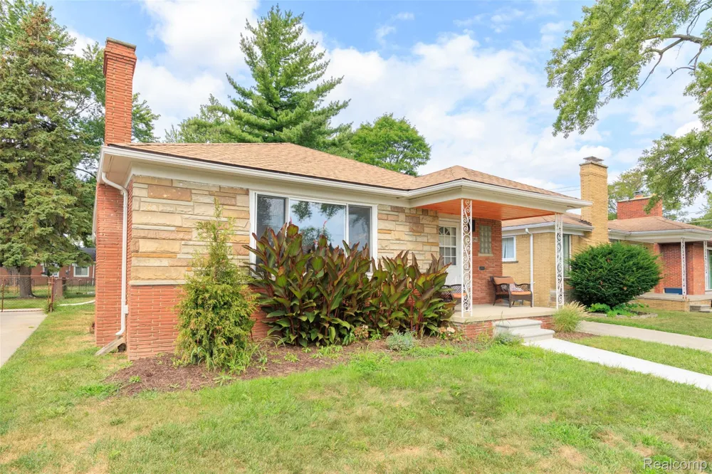 24091 Eastwood Street Oak Park City, MI 48237