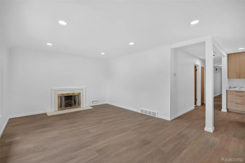 24091 Eastwood Street Oak Park City, MI 48237