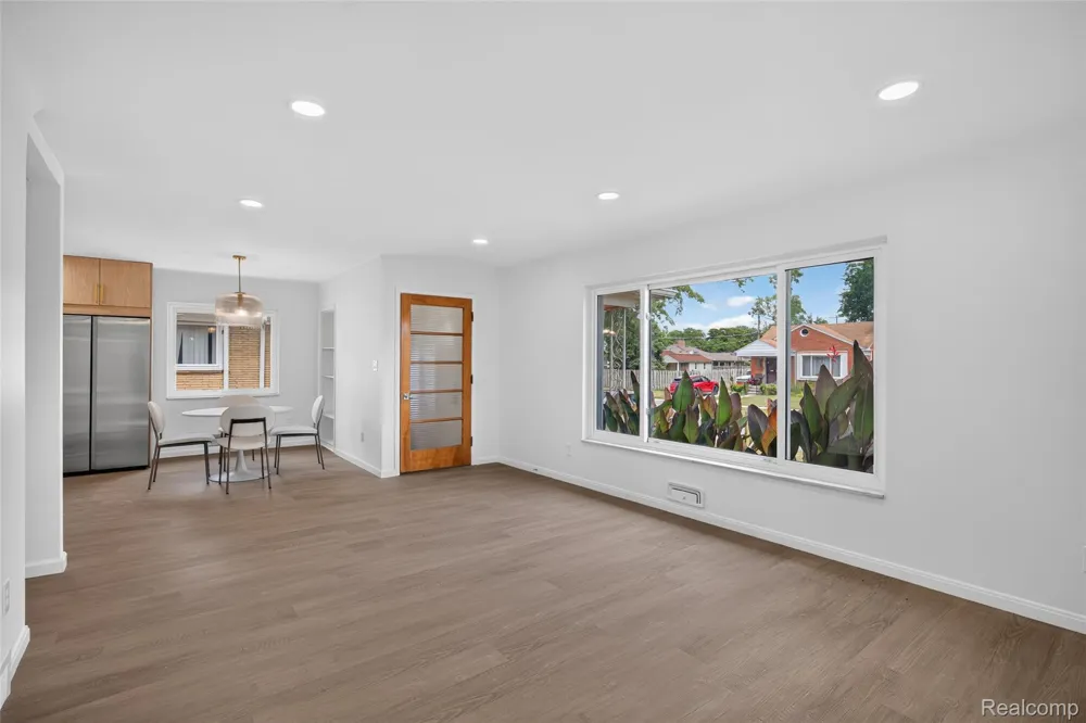 24091 Eastwood Street Oak Park City, MI 48237