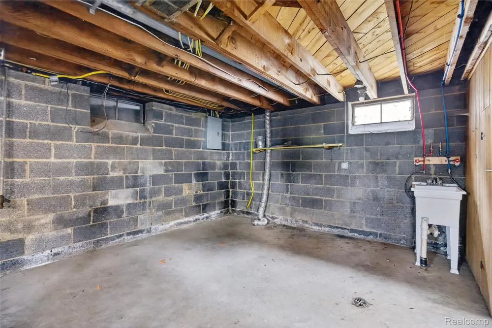 24091 Eastwood Street Oak Park City, MI 48237