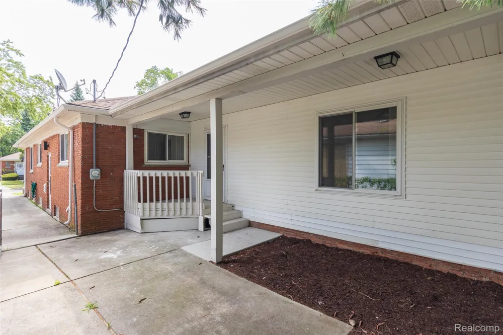24091 Eastwood Street Oak Park City, MI 48237