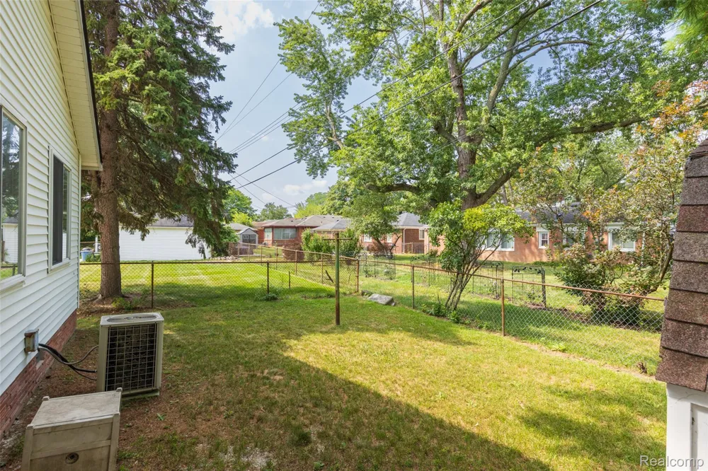 24091 Eastwood Street Oak Park City, MI 48237