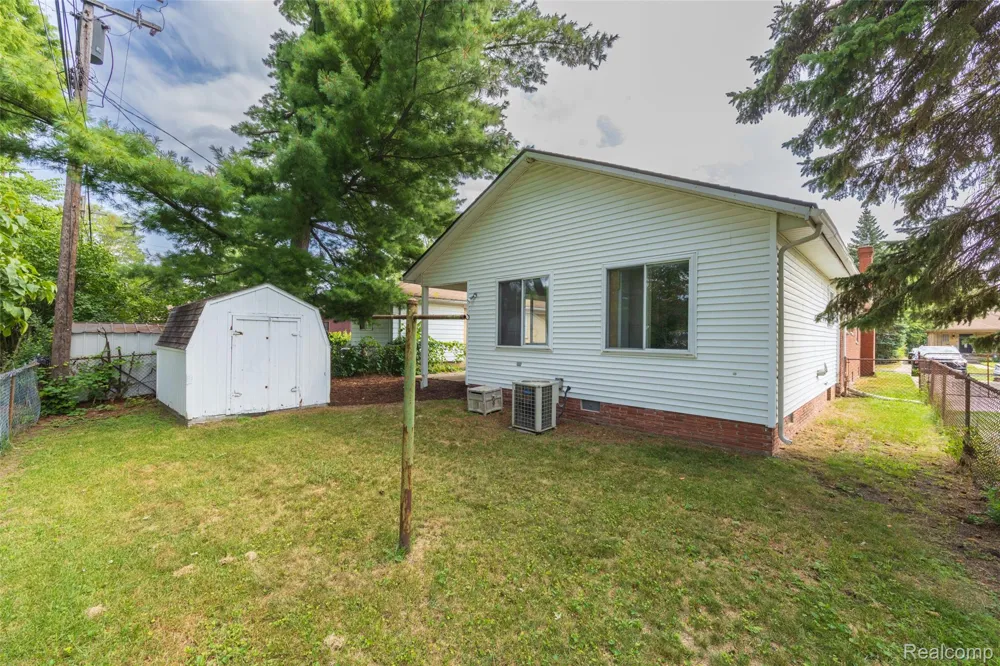 24091 Eastwood Street Oak Park City, MI 48237