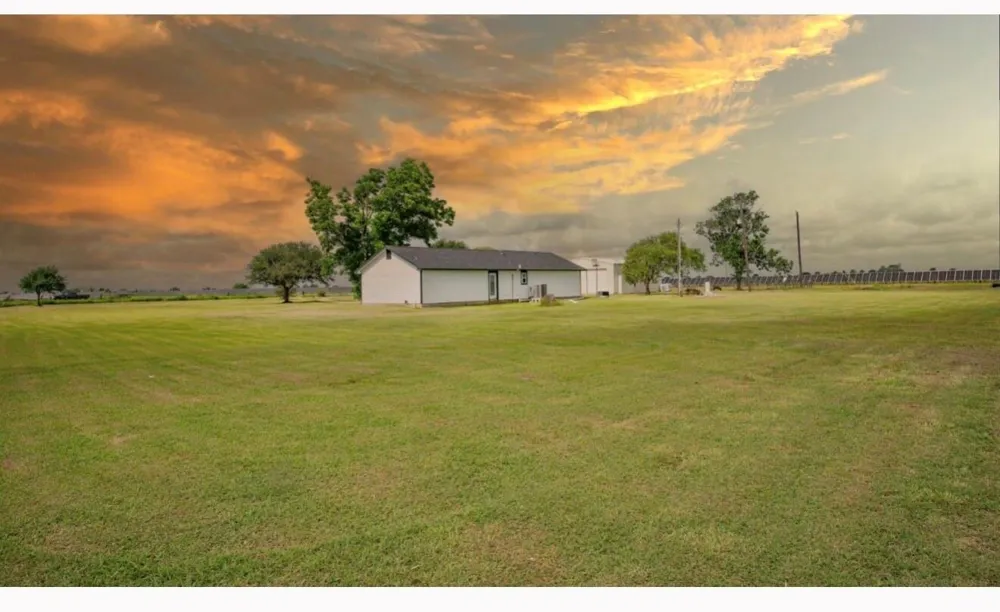 1737 County Road 425 Clemville, TX 77414