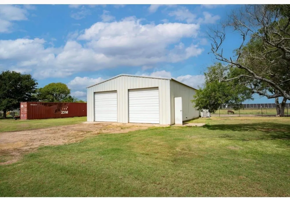 1737 County Road 425 Clemville, TX 77414