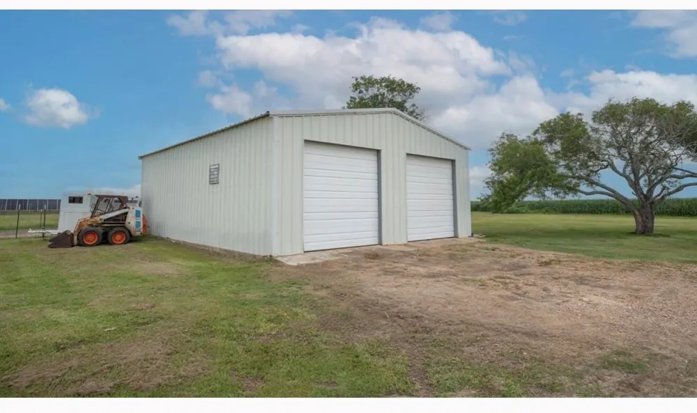 1737 County Road 425 Clemville, TX 77414