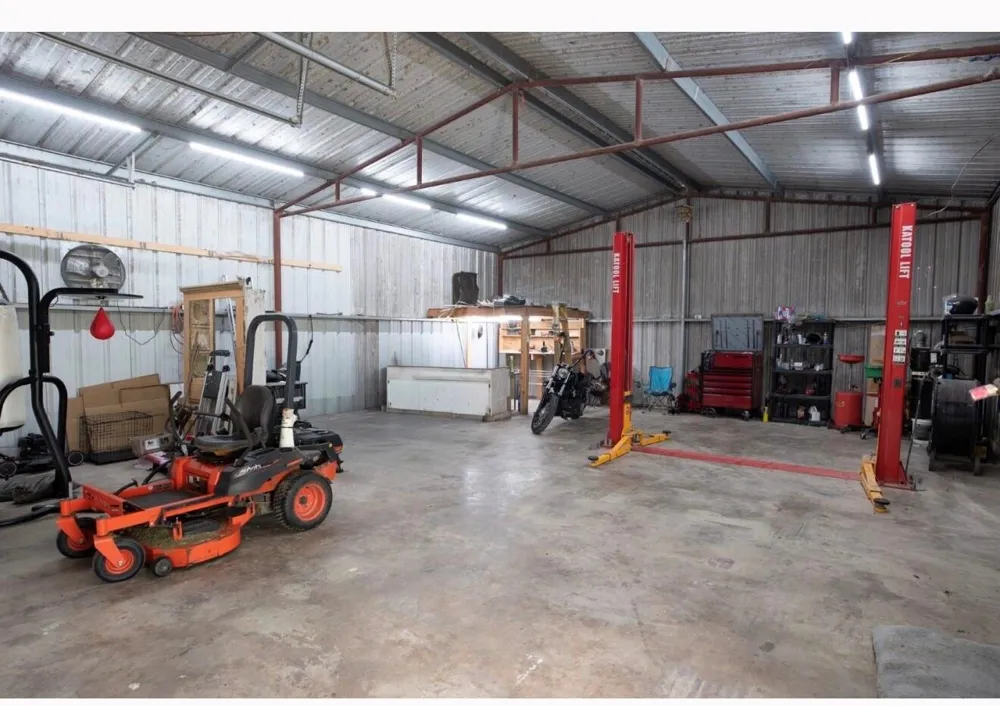 1737 County Road 425 Clemville, TX 77414
