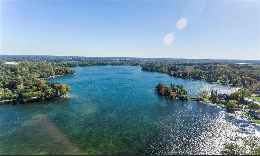 3840 Iris Drive Waterford Charter Township, MI 48329