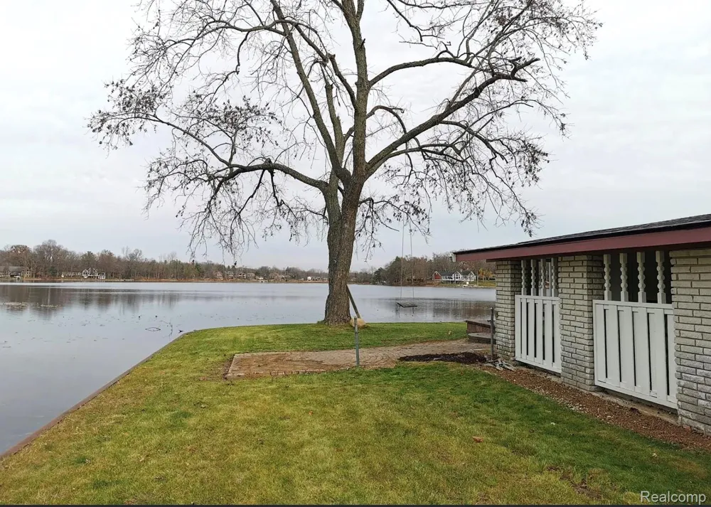 3840 Iris Drive Waterford Charter Township, MI 48329