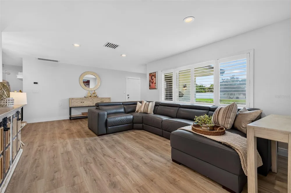 491 79TH AVENUE NE St Petersburg, FL 33702
