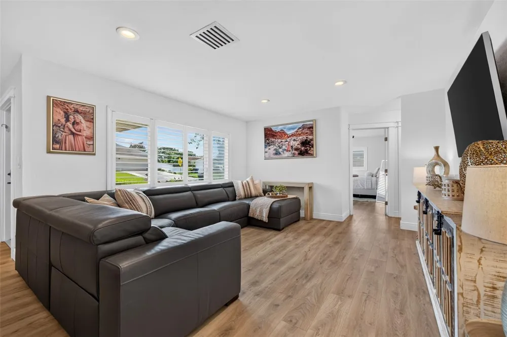 491 79TH AVENUE NE St Petersburg, FL 33702