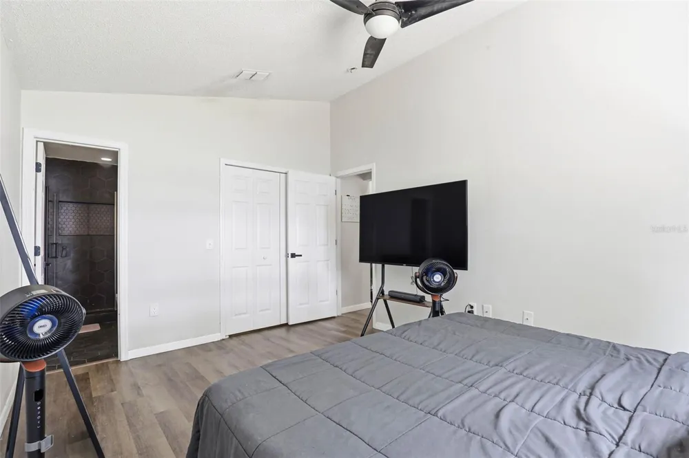 5916 LAKE FRONT DRIVE Wesley Chapel, FL 33545