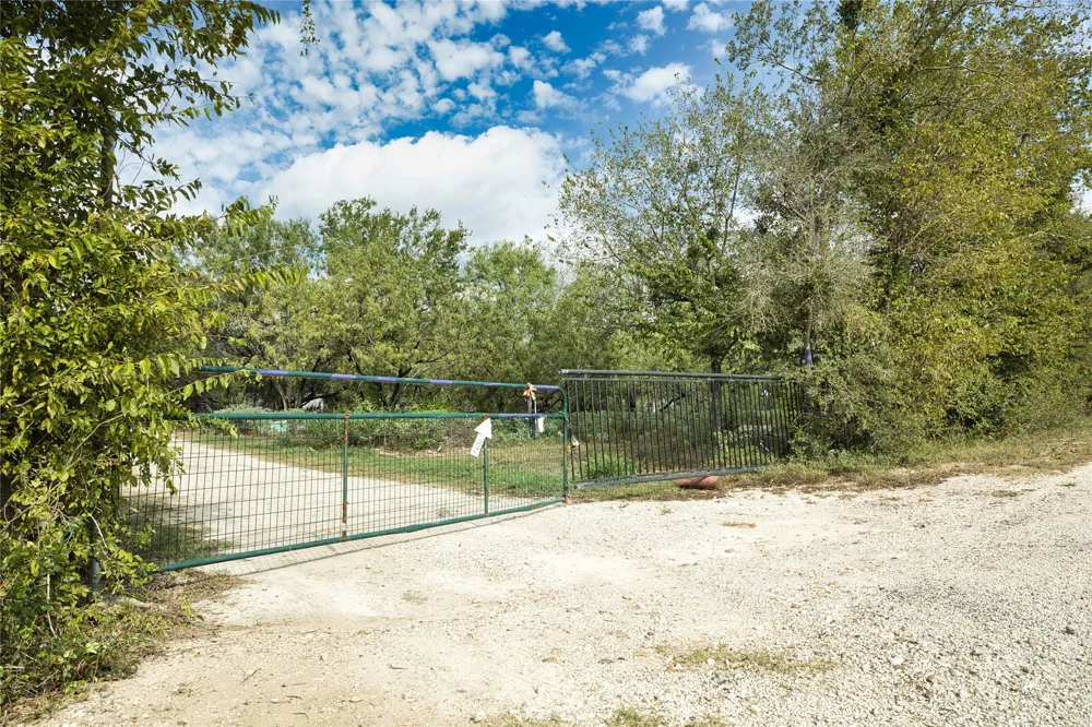 2900 Salt Flat Road Luling, TX 78648