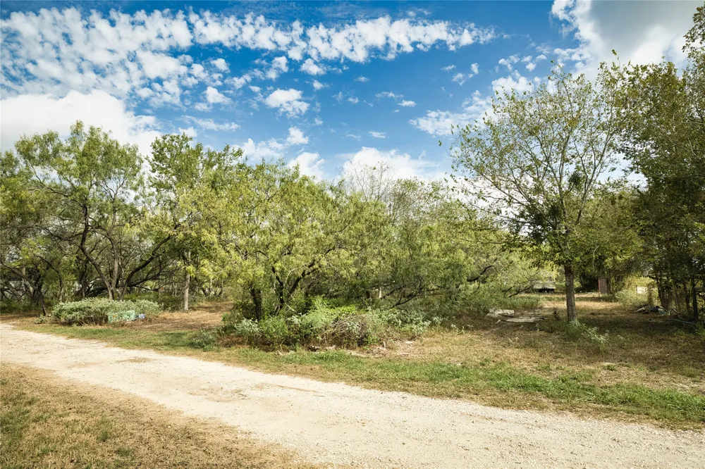 2900 Salt Flat Road Luling, TX 78648