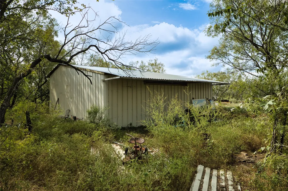 2900 Salt Flat Road Luling, TX 78648