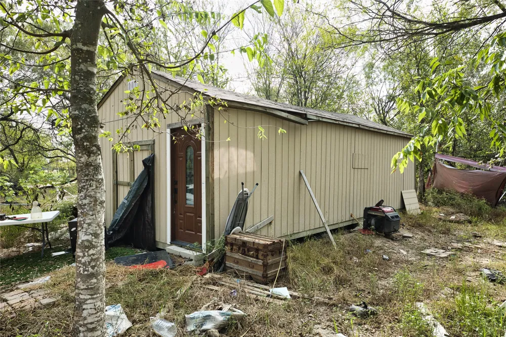 2900 Salt Flat Road Luling, TX 78648